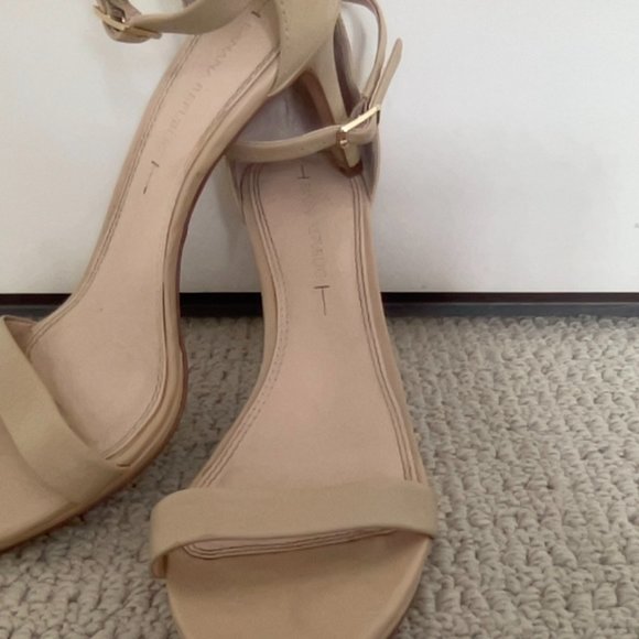 Banana Republic Heel - Picture 5 of 5